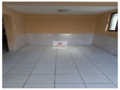 Prédio com 2 quartos no térreo, sendo 1 suíte