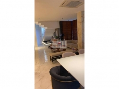  Casa duplex, com 305 m2 de área construída